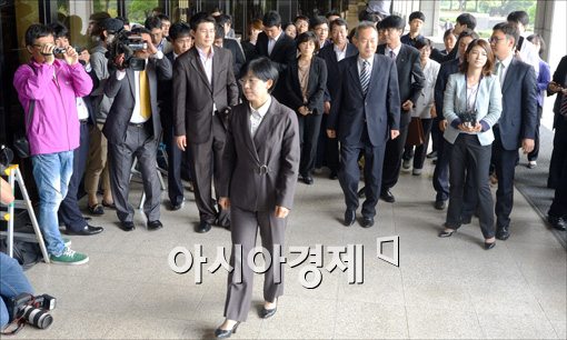 [포토]검찰 출두하는 이정희 전 대표