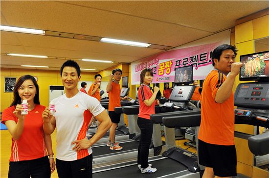 ▲한국야쿠르트 사내 체육관 '다이나메카(Dynameca)'에서 '룩(LOOK)과 함께하는 몸짱프로젝트'에 참가한 직원들이 운동에 매진하고 있다.