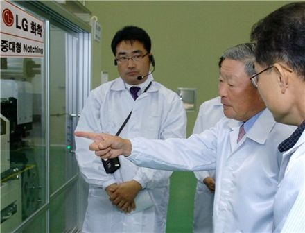 구본무 LG 회장(오른쪽 두번째)이 지난해 10월초 경기도 화성에 위치한 LG화학의 2차전지 설비 국산화 협력회사 디에이테크놀로지를 방문했다.
