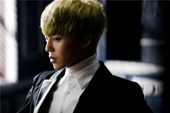 G-Dragon posing in a profile picture for "That XX," an acoustic ballad track from his first mini-album "ONE OF A KIND," released on September 18, 2012. [YG Entertainment]