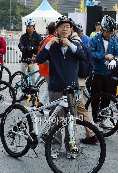 [포토] 박원순 서울시장 '헬멧은 안전한 라이딩에 필수'
