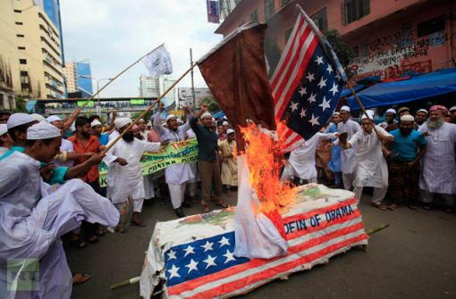 방글라데시 이슬람교도들이 21일 수도 다카의 국립 이슬람 사원앞에서 시위도중 오바마의 관과 성조기를 불태우고 있다.