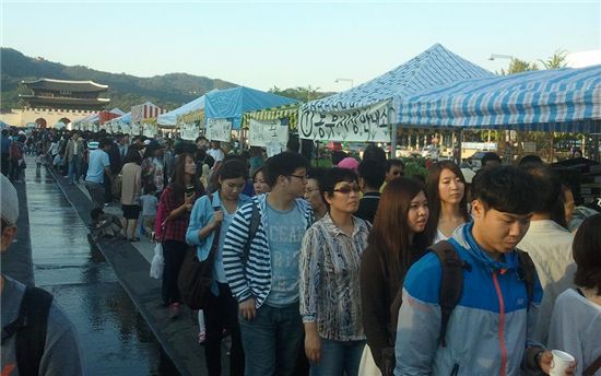 23일 세종로 차없는 거리에서 열린 '서울 농부의 시장' 행사장이 시민들로 북적이고 있다.  