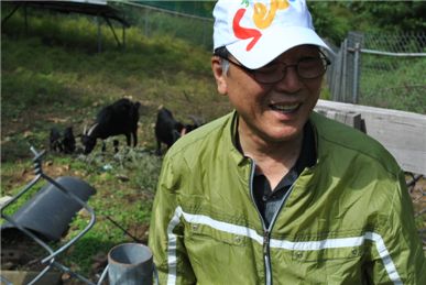 ▲염소농장에서 일하고 있는 이종만 선생.