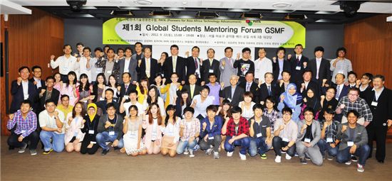 지난 22일 서울 마포에 위치한 S-OIL 사옥에서 실시된 ‘해외 유학생 멘토링 포럼’에 참석한 은퇴 과학자, 대학교수, 기업인 및 해외 유학생 40여명이 기념촬영을 하고 있는 모습.
