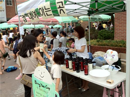 김민주 공동대표 (오른쪽 첫번째)가 서울 영등포 달시장에서 사람들에게 텀블러 대여 및 사용캠페인을 벌이고 있다. 
