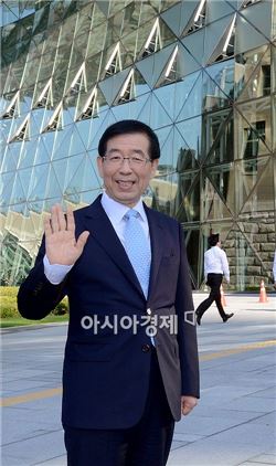 [포토]서울시청 신청사 첫 출근한 박원순 시장
