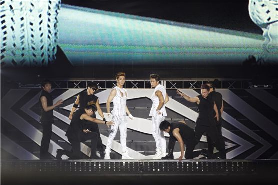 TVXQ!'s Max Changmin (left) and U-know Yunho pose at "SMTOWN LIVE WORLD TOUR III in JAKARTA" opened at the Gelora Bung Karno Stadium in Jakarta, Indonesia, on September 22, 2012. [SM Entertainment]