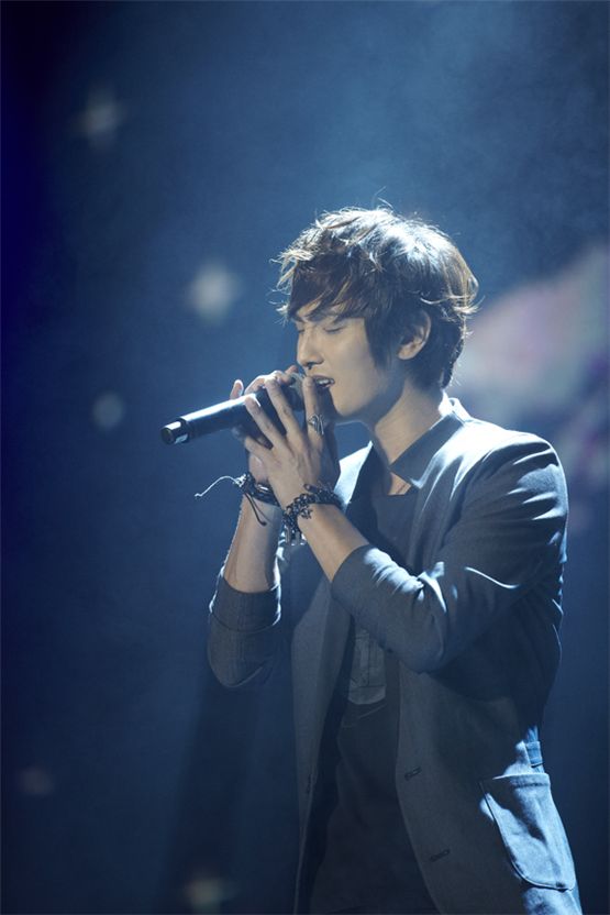 Solo artist Kangta sings at "SMTOWN LIVE WORLD TOUR III in JAKARTA" opened at the Gelora Bung Karno Stadium in Jakarta, Indonesia, on September 22, 2012. [SM Entertainment]