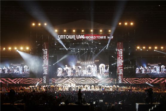 SM Entertainment artists bow to the audience after the show ends at "SMTOWN LIVE WORLD TOUR III in JAKARTA" opened at the Gelora Bung Karno Stadium in Jakarta, Indonesia, on September 22, 2012. [SM Entertainment]