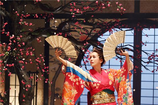 Actress Kim Jung-eun shows off traditional Japanese dance moves in kimono [traditional Japanese outfit] in on the set of KBS' upcoming drama "Ulala Couple," in Suwon, Gyeonggi Province on September 22, 2012. [Contents K]