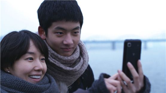 Actress Lee Jung-hyun (left) and actor Seo Young-ju (right) take a photo with a cell phone during the shooting of "Juvenile Offender," to open in local theaters on November, 2012. [Time Story]
