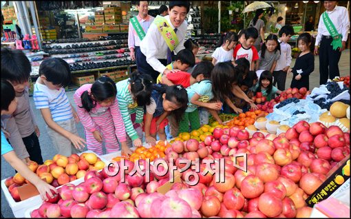 [포토]이해식 강동구청장, 암사시장 방문