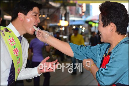 [포토]견과류 맛보는 이해식 강동구청장