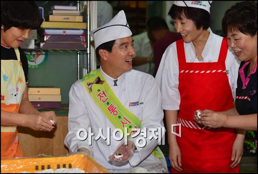 [포토]송편 빚는 이해식 강동구청장