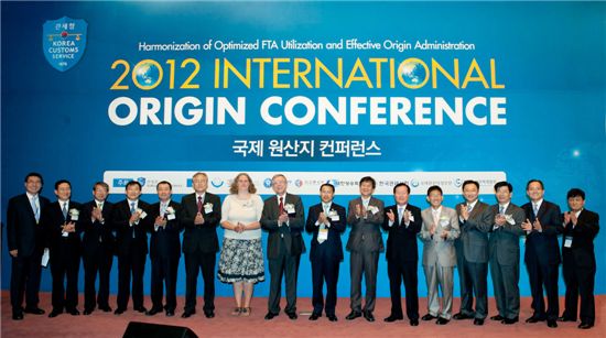관세청이 주최한 국제원산지컨퍼런스 개막식 때 국내외 내빈들이 축하박수를 치고 있다. 