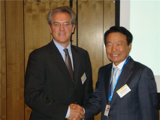 노희찬 한국 섬산련 회장(사진 오른쪽)과 알베르토 파카넬리 EU섬산련 회장이 세미나 중 악수를 나누고 있는 모습. 