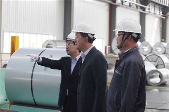허창수 GS그룹 회장(사진 가운데)이 중국 장쑤성(江蘇省) 쑤저우(蘇州)시에 위치한 GS글로벌 스틸서비스센터(Steel Service Center)를 방문, 현장 설명을 청취하고 있는 모습.

