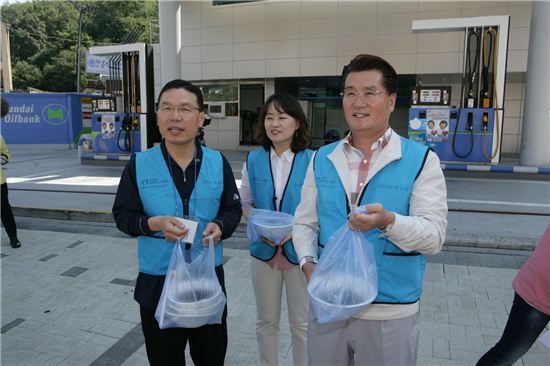 유종필 관악구청장(오른쪽)과 김원기 올림픽 금메달리스트 등이 자장면 배달을 하고 있다.