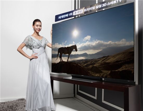 삼성전자가 75인치 초대형 스마트TV를 선보이며 대형 스마트TV 시장 공략에 나섰다. 