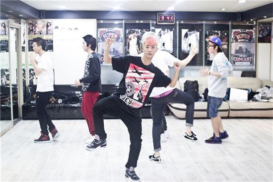B.A.P members Bang Yong-guk (center), Yong-jae (left), Him Chan (second to left) and Jong-up (right) practice their moves for Mnet's "One Asia Tour 2012 M!CountDown Smile Thailand" to be held at Bangkok's Rajamangala Stadium in Thailand on October 4, 2012. [CJ E&M]