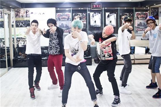 B.A.P members Young-jae (left), Him Chan (second to left), Bang Yong-guk (third to left), Zelo (third to right), Dae-hyun (second to right) and Jong-up (right) practice their moves for Mnet's "One Asia Tour 2012 M!CountDown Smile Thailand" to be held at Bangkok's Rajamangala Stadium in Thailand on October 4, 2012. [CJ E&M]