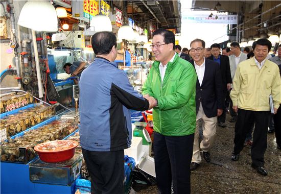 [포토]문충실 동작구청장, 노량진 수산시장 상인들 격려 