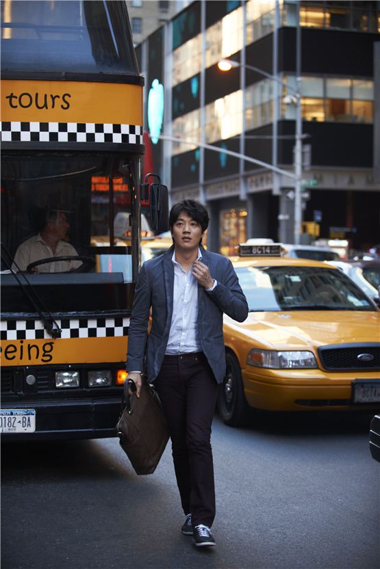 Actor Kim Rae-won walks on the street of Broadway in New York during the last shooting of his forthcoming pic "Super Star," on September 16, 2012. [CJ E&M]