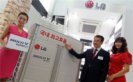 LG전자는 25일 휘센 시스템에어컨 신제품 ‘멀티브이 슈퍼4’와 ‘GHP(가스히트펌프) 슈퍼’를 출시했다. LG전자 AE사업본부 시스템에어컨사업부장 이감규 전무가 모델들과 포즈를 취하고 있다.  

