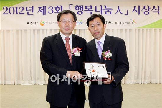 박용현 보건복지부 사회복지정책실장(왼쪽)과 임용규 한국타이어 동그라미봉사단 회장이 기념사진을 찍고 있다.