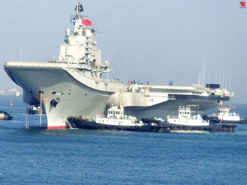정식 취역한 중국의 첫 항공모함 랴오닝함