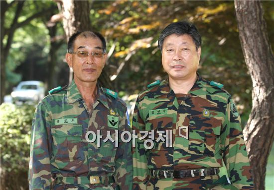 최고령 향방소대장 강성호씨(왼쪽)와 최장수 향방소대장 근무자인 김영창씨
