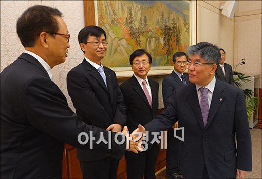 [포토]경제전문가 만나는 김중수 한은 총재