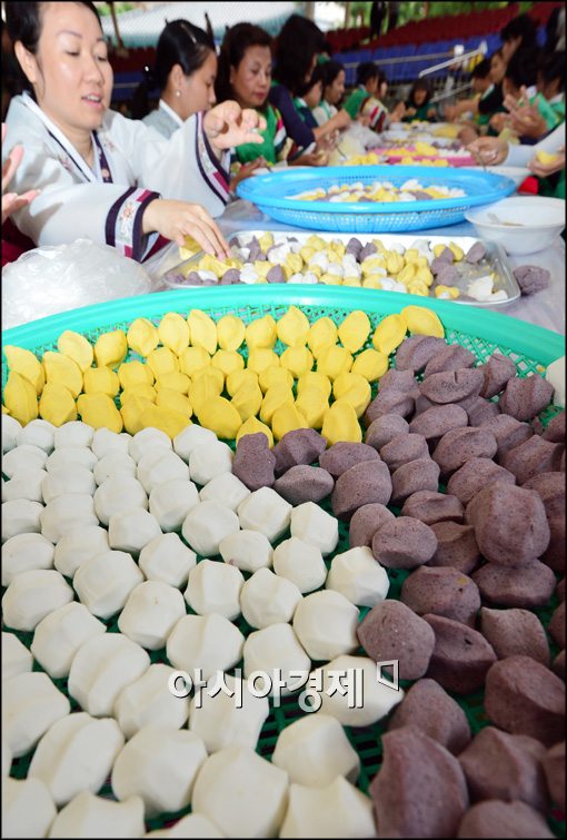 [포토]다같이 송편 만들어봐요