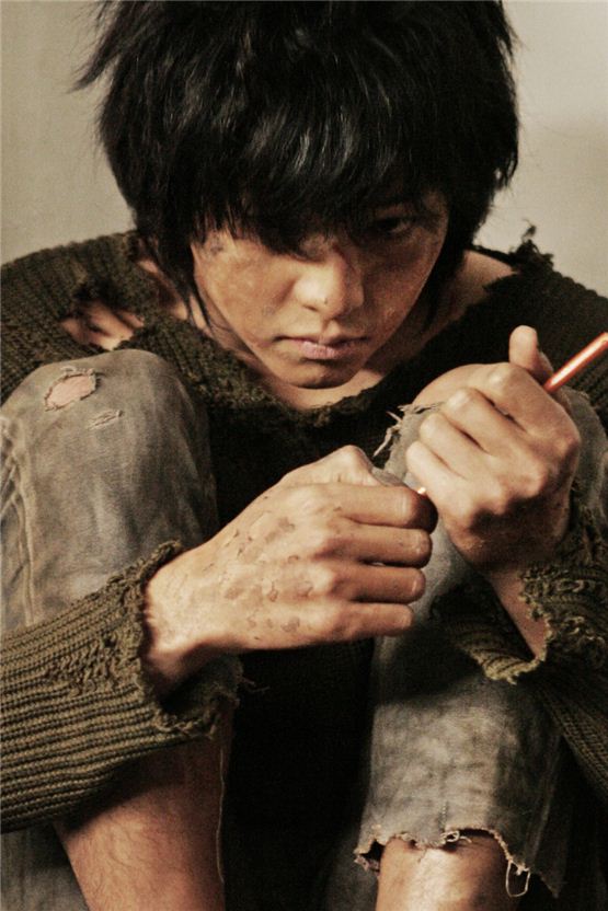 Actor Song Joong-ki plays his character as a werewolf boy in his upcoming film "Werewolf Boy," set to hit local theaters on Octoebr 31, 2012. [Bidangil Pictures]