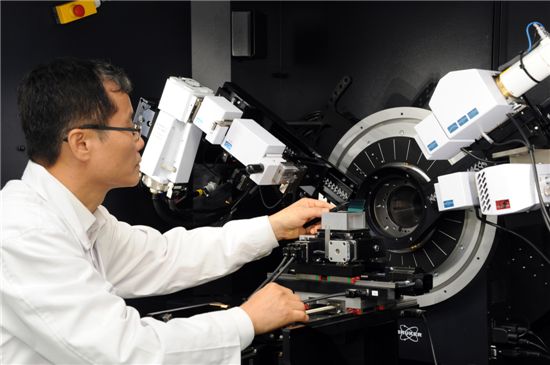 한국표준과학연구원 김창수 박사 연구팀이 10억분의 1m를 측정하는 실험을 하고 있다.