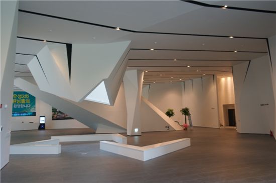 대규모 미술관을 연상시키는 래미안 갤러리 로비 