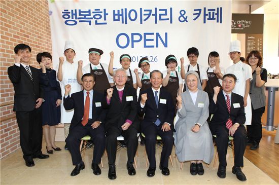 SPC그룹은 26일 서울 종로구 푸르메센터 1층에 장애인 직원들이 운영하는 베이커리 브랜드 '행복한 베이커리&카페' 1호점을 열었다.