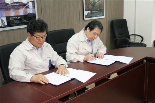 26일 김석준 쌍용건설 회장(오른쪽)과 김성한 쌍용건설 노조위원장(왼쪽)이 노자화합공동 선언문을 체결했다.