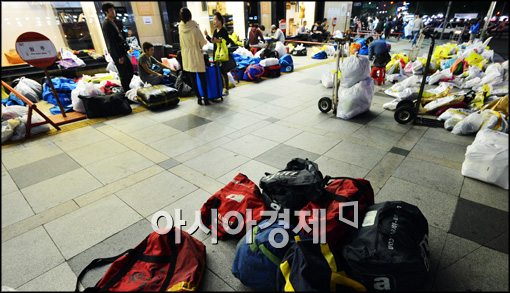 [포토]추석 경기 불황...보따리는 없고 구경하는 사람 뿐