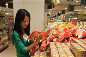 중국의 한 대형마트에서 고객이 오리온의 '오!감자'를 구입하기 위해 살피고 있다.