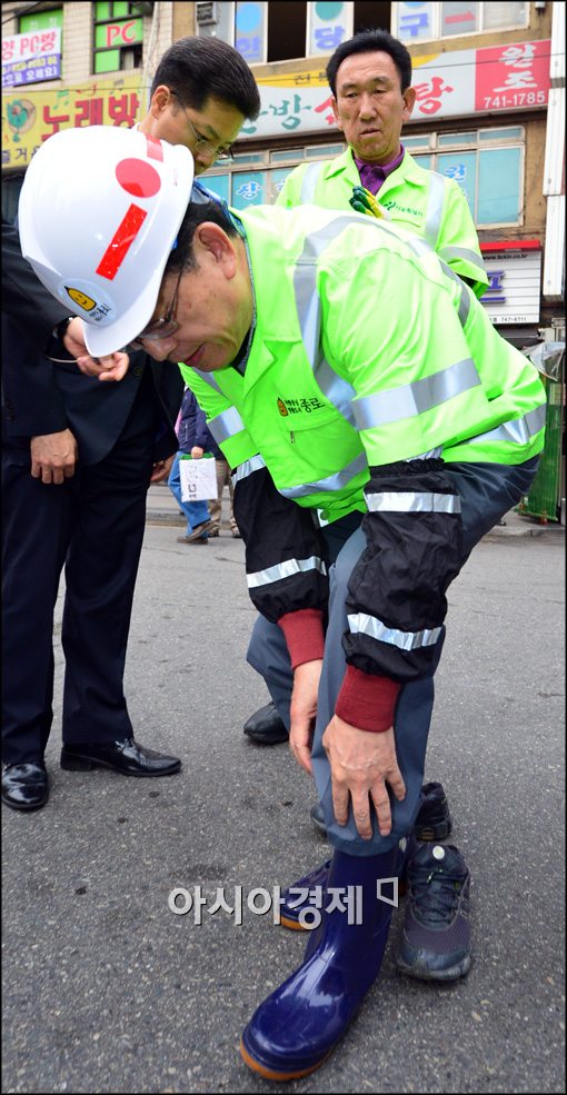 [포토]장화신는 김황식 국무총리