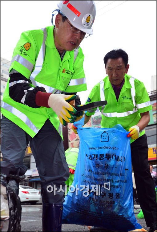 [포토]미화원들과 청소하는 김황식 총리