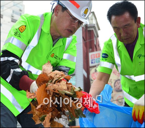 [포토]쓰레기 줍는 김황식 국무총리