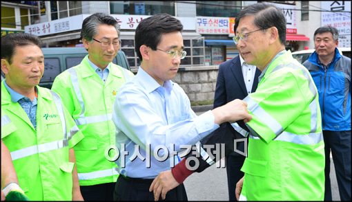 [포토]일일 미화원으로 변신한 김황식 국무총리