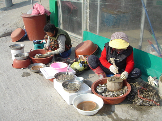 포구에서 조개를 팔고 있는 지역주민들 