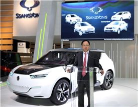 용자동차 이유일 대표이사가 친환경 전기자동차 컨셉트카 27일(현지시간) '2012 파리모터쇼'에서 친환경 전기자동차 콘셉트카 'e-XIV'를 최초로 공개하고 인사말을 하고 있다.