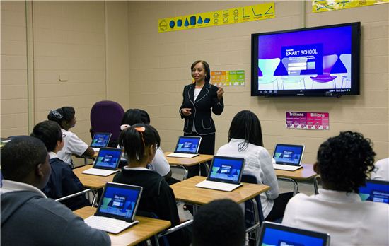 삼성 스마트스쿨 솔루션이 처음 구축된 미국 테네시주 지터 중학교의 한 교실에서 교사와 학생들이 삼성전자의 '갤럭시 노트 10.1'을 활용해 학습을 진행하고 있다.