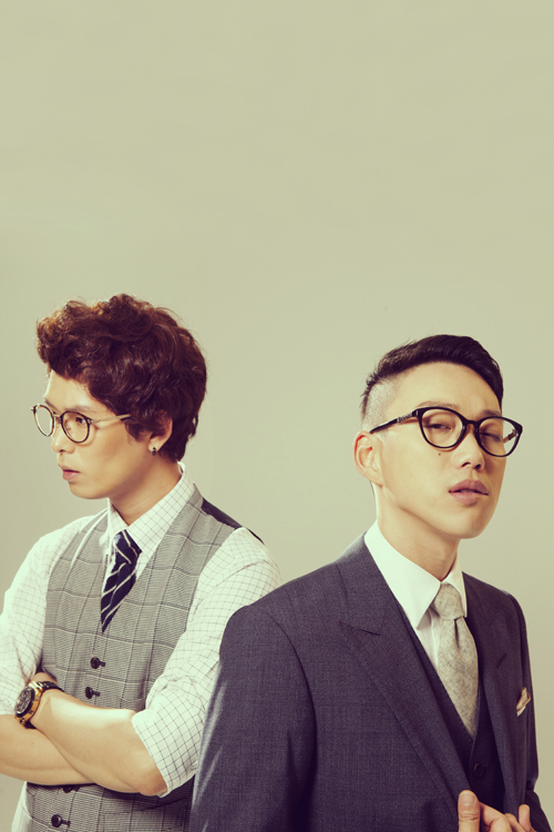 10cm's guitarist Yoon Chul-jong (left) and vocalist Kwon Jung-yeol (right) pose in front of the camera to promote their second studio album "2.0," set to hit stores on October 10, 2012. [Singles Prism Studio]