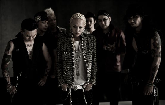 G-Dragon (center) poses for a profile picture for "ONE OF A KIND," his first solo mini-album released on September 18, 2012. [YG Entertainment]